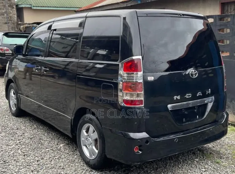 Toyota Noah 2.0 AWD (8 Seater) 2004 Black