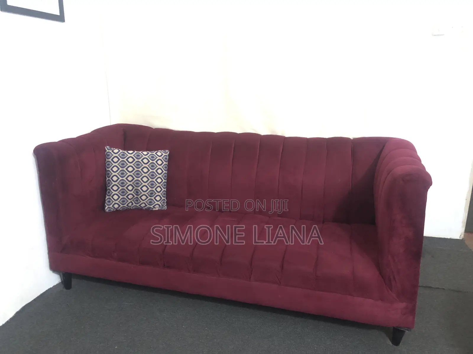 Sofa La Watu Watatu. Kali Bado Jipya Sana