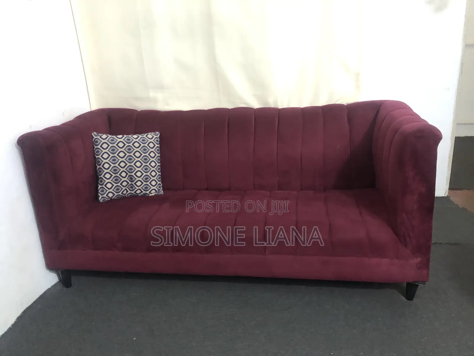 Sofa La Watu Watatu. Kali Bado Jipya Sana