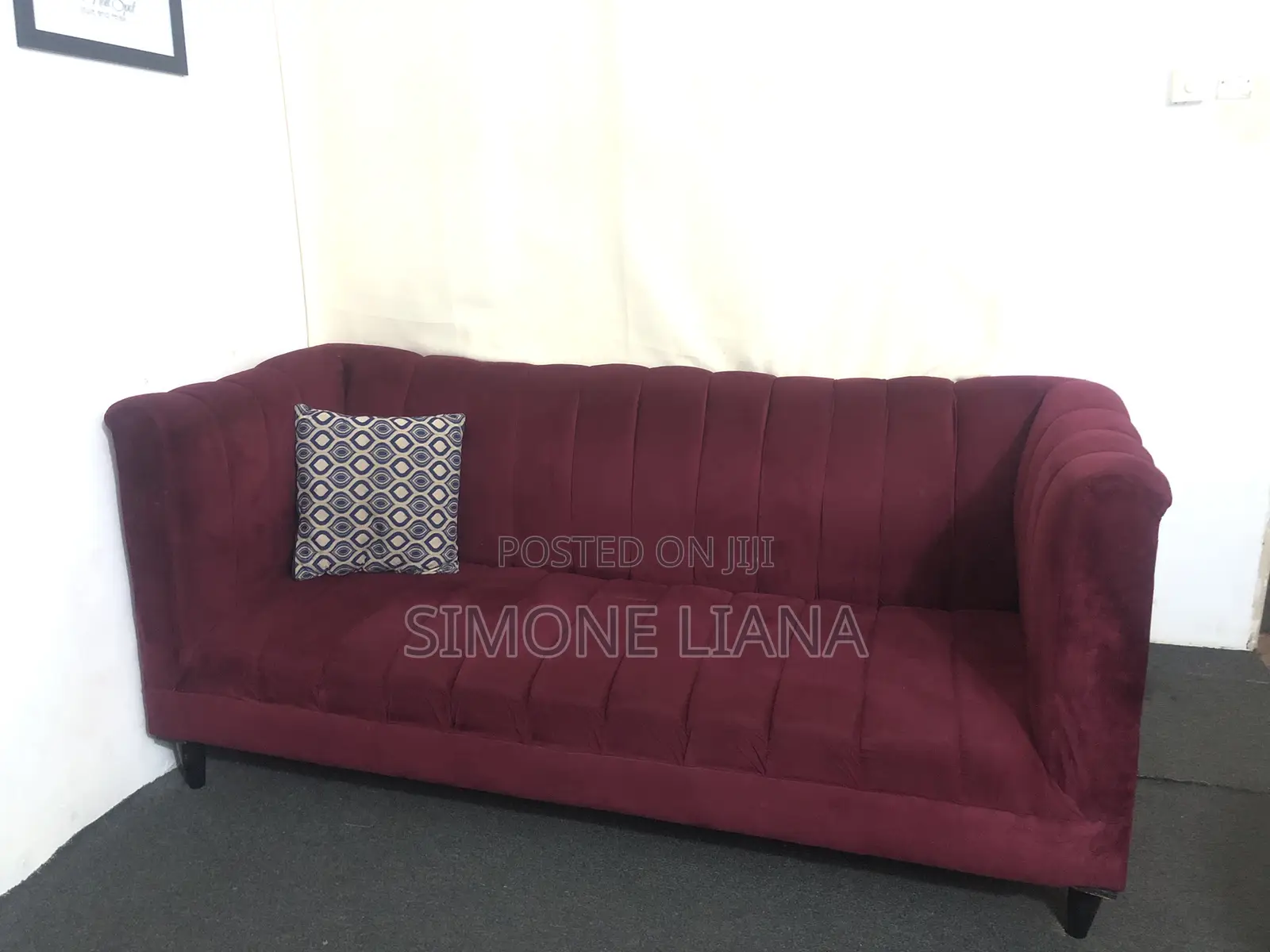 Sofa La Watu Watatu. Kali Bado Jipya Sana