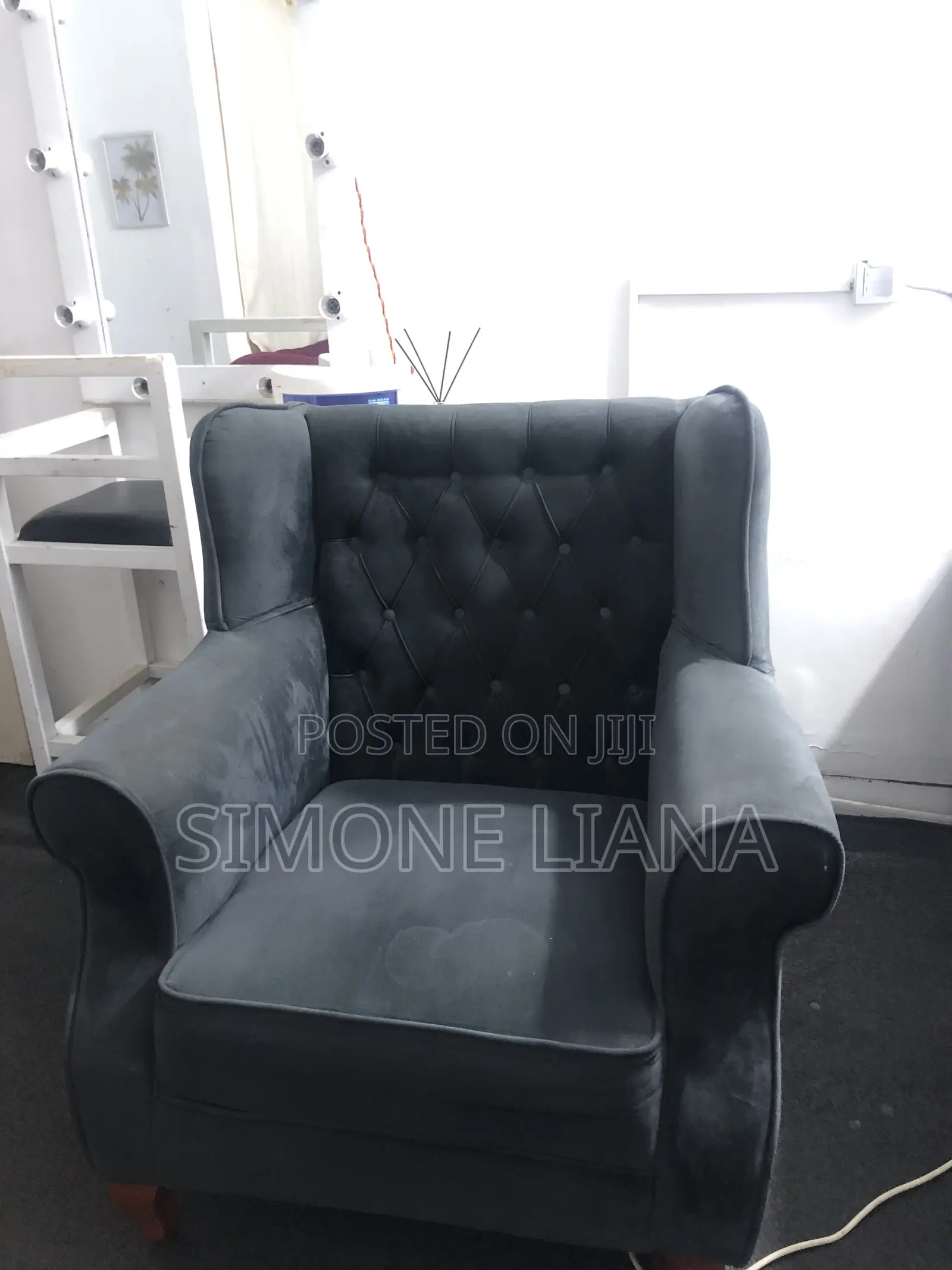 Sofa Mbili Za Mtu Mmoja .