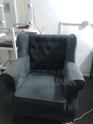 Sofa Mbili Za Mtu Mmoja .