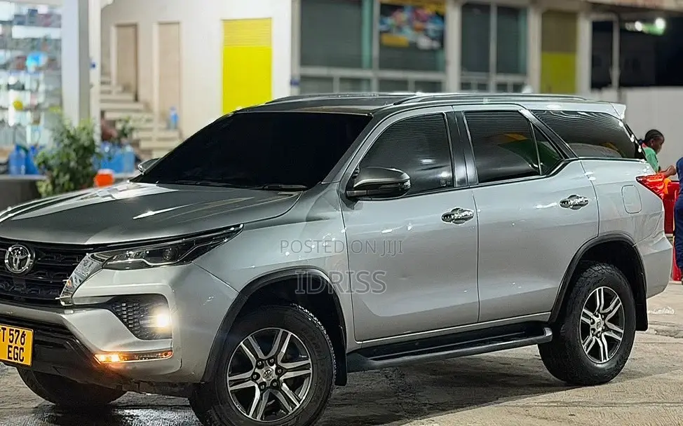 Toyota Fortuner 2022 Silver