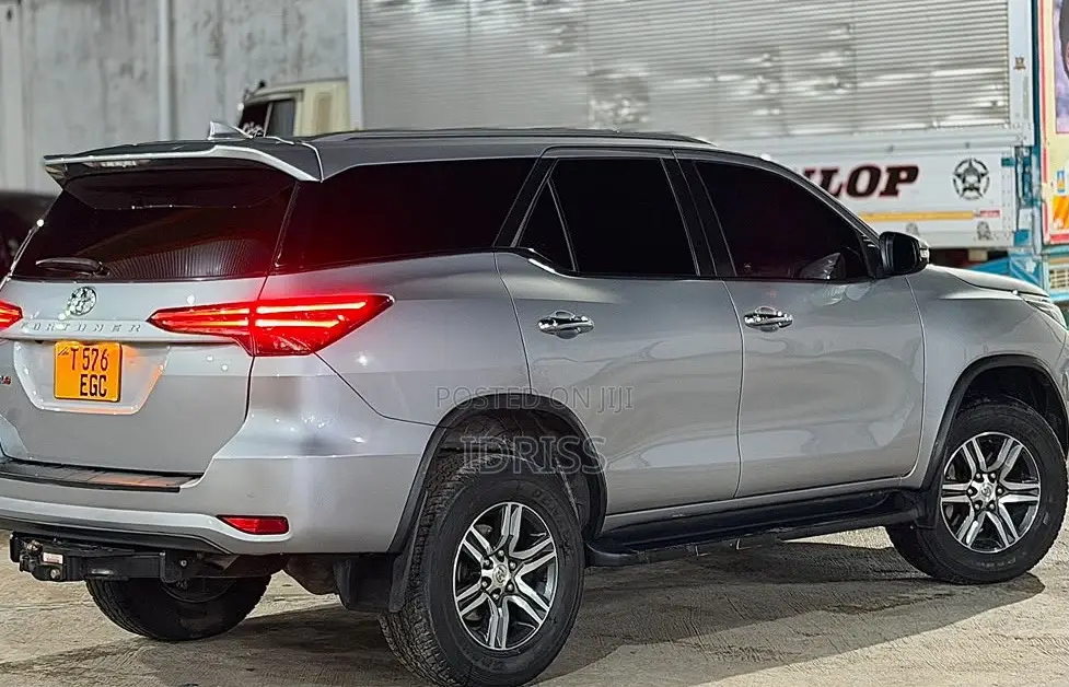 Toyota Fortuner 2022 Silver