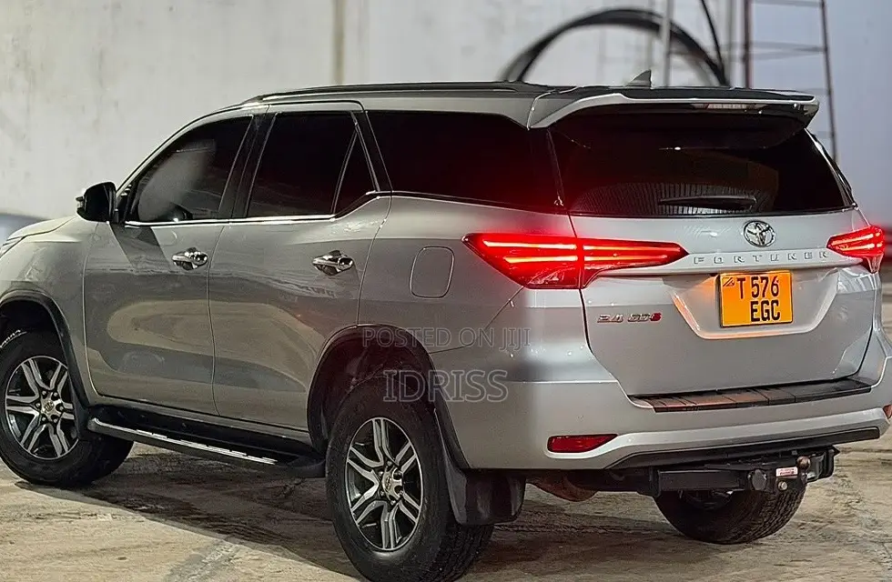 Toyota Fortuner 2022 Silver