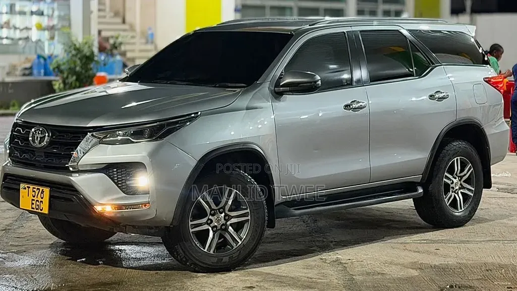 Toyota Fortuner 2022 Silver