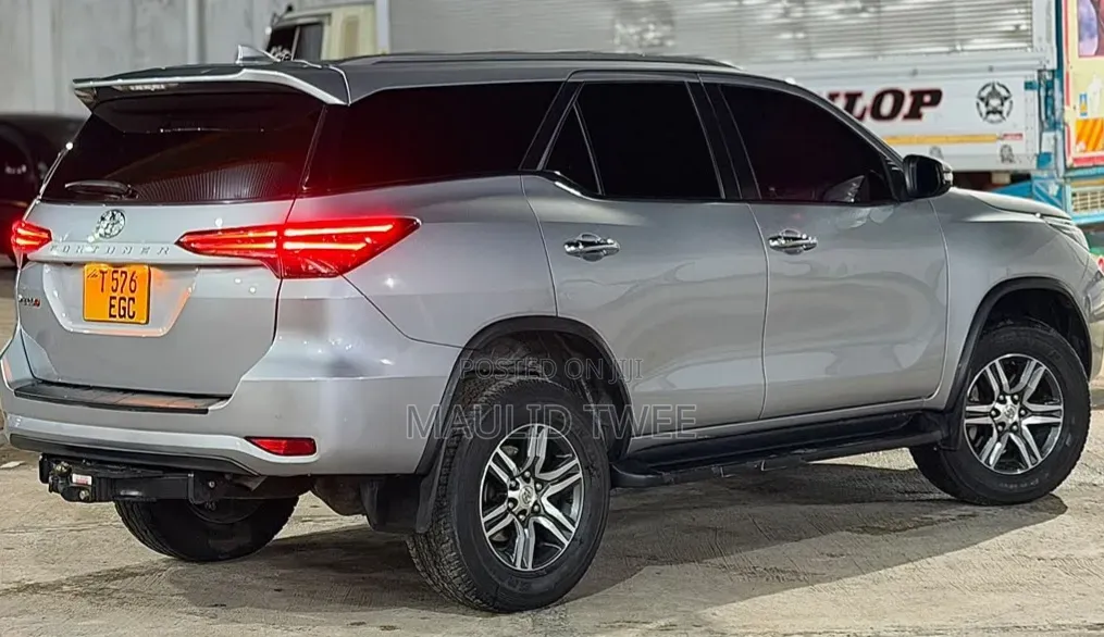 Toyota Fortuner 2022 Silver