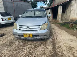 Toyota IST 2004 Silver