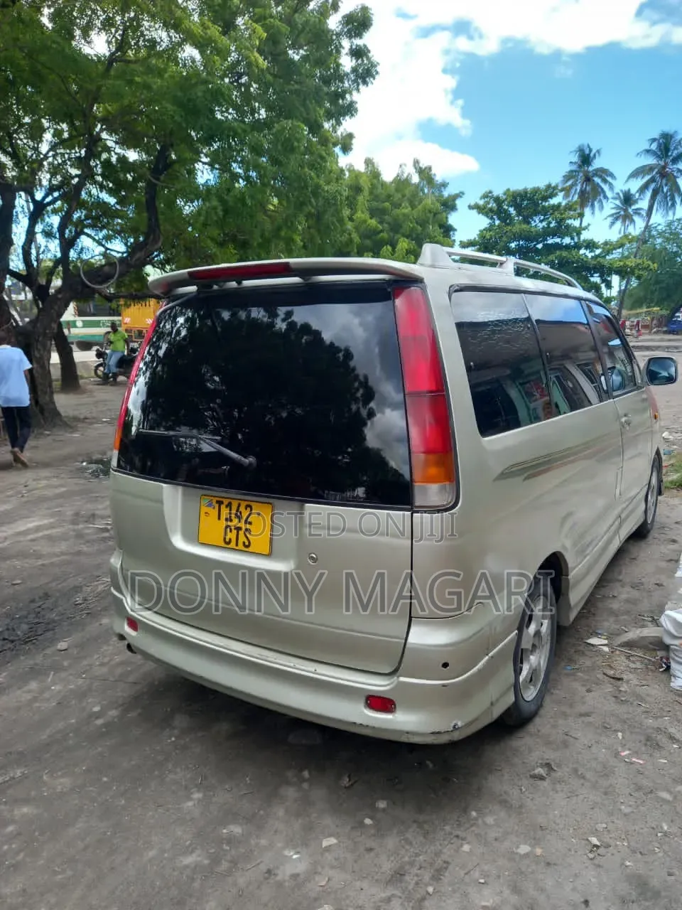 Toyota Noah 2001 Gold