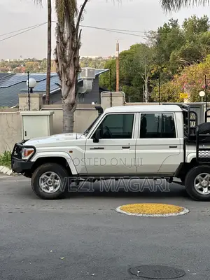 Toyota Land Cruiser 2016 White
