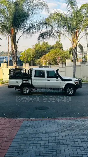 Toyota Land Cruiser 2016 White
