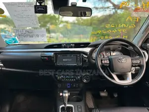Toyota Hilux 2022 White