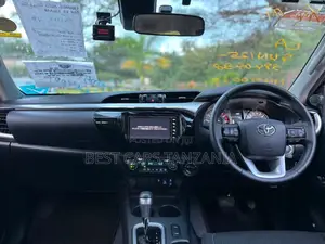 Toyota Hilux 2022 White