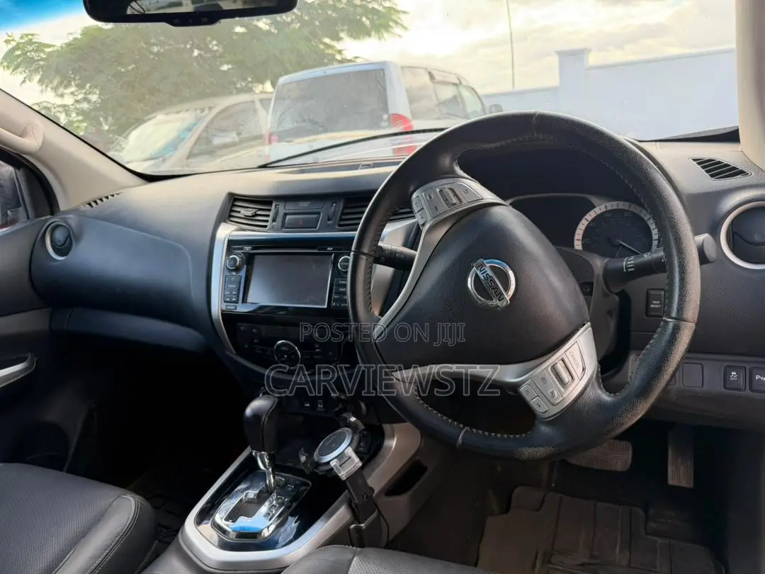 Nissan Navara 2017 Red