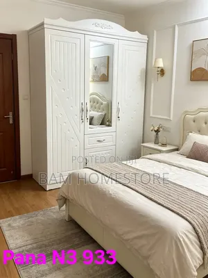 Elegant 3-Door Bedroom Wardrobe - Kabati Kubwa La Nguo La Kisasa