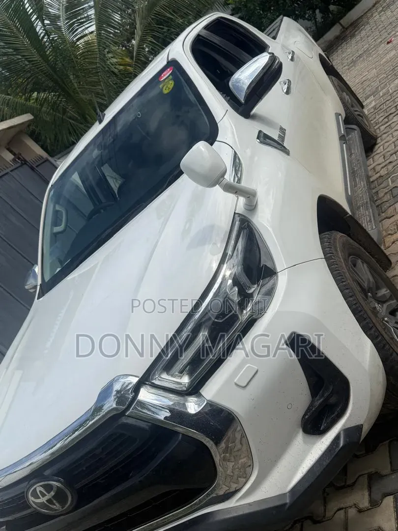 Toyota Hilux 2020 White
