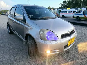 Toyota Vitz 2004 Silver