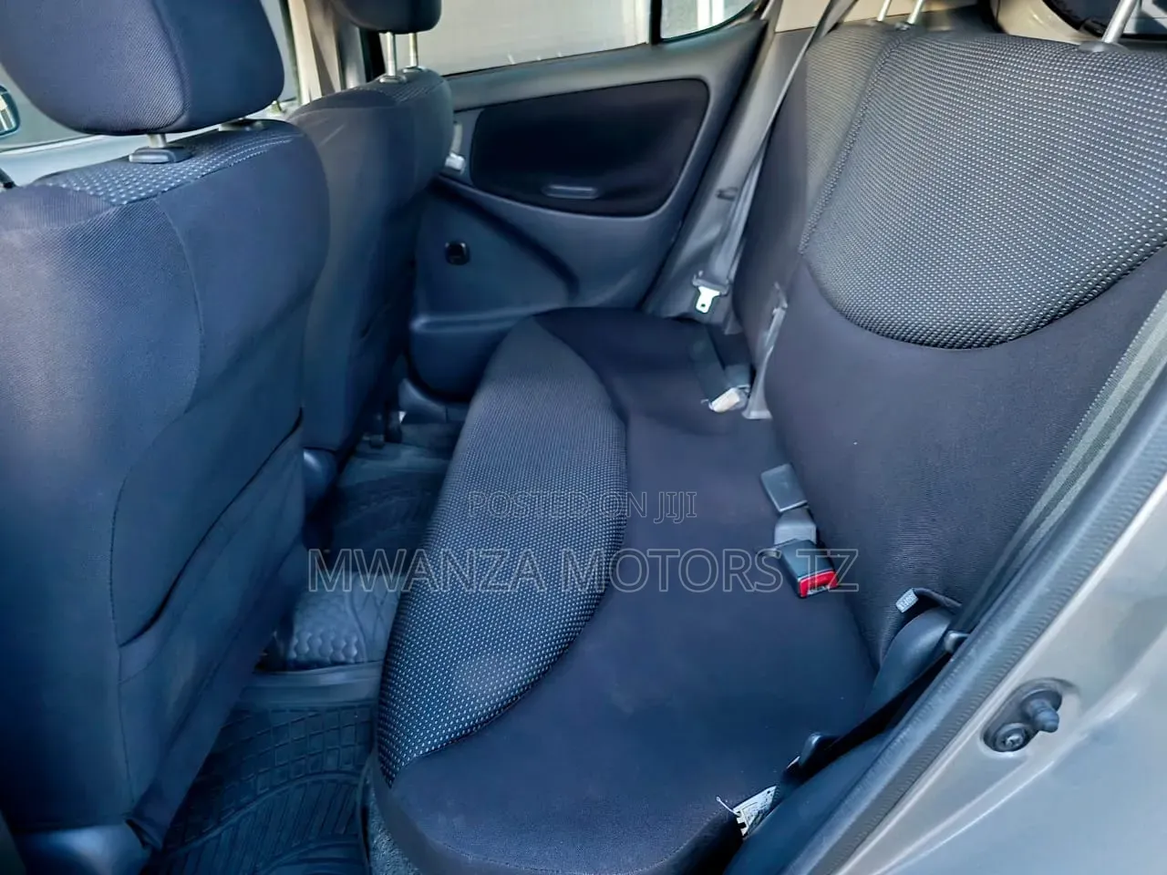 Toyota Vitz 2004 Silver