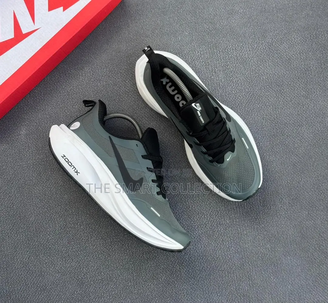 Zoom Nike Sneakers __