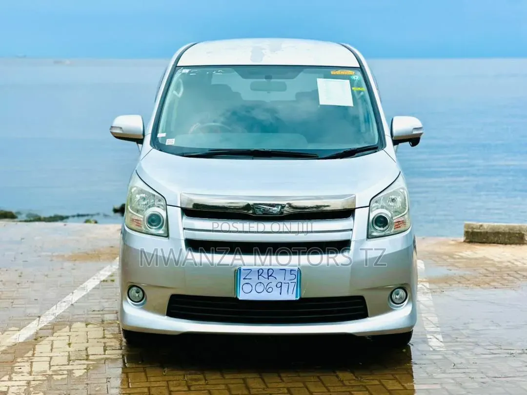 Toyota Noah 2008 Silver