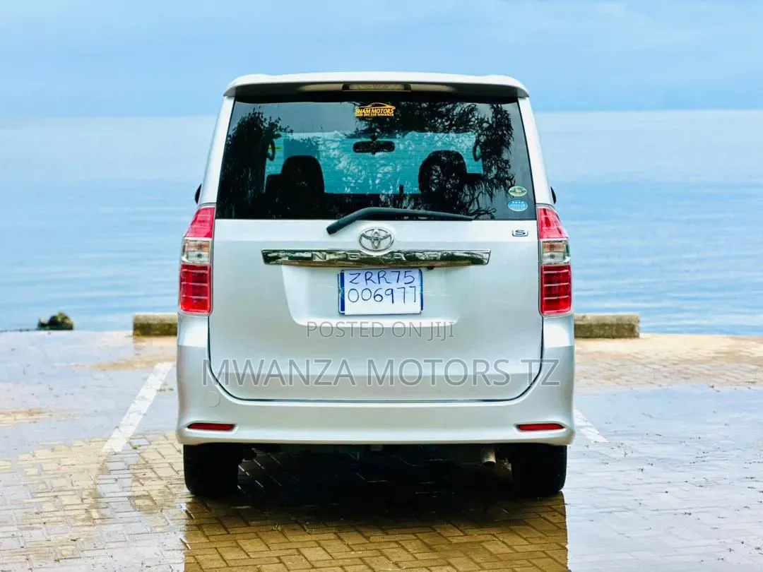 Toyota Noah 2008 Silver