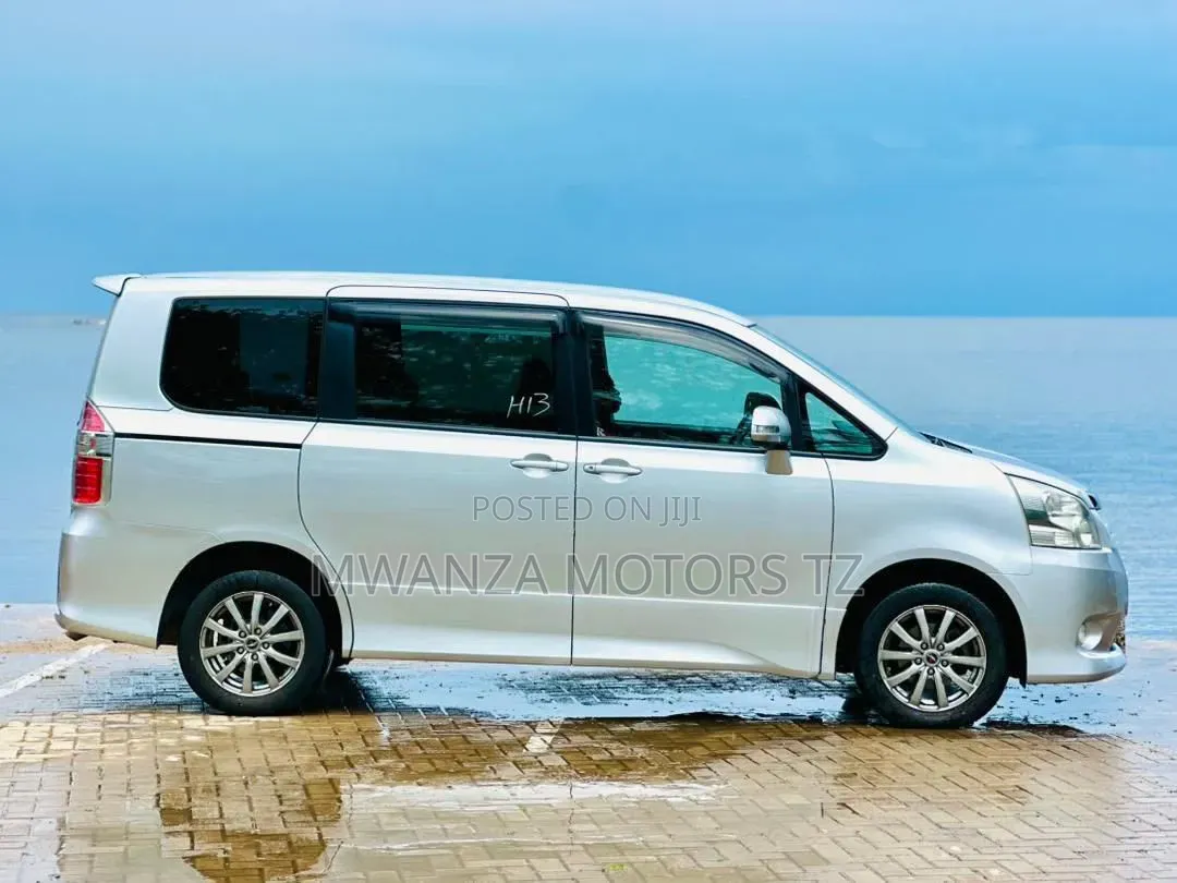 Toyota Noah 2008 Silver