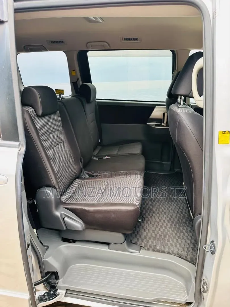 Toyota Noah 2008 Silver