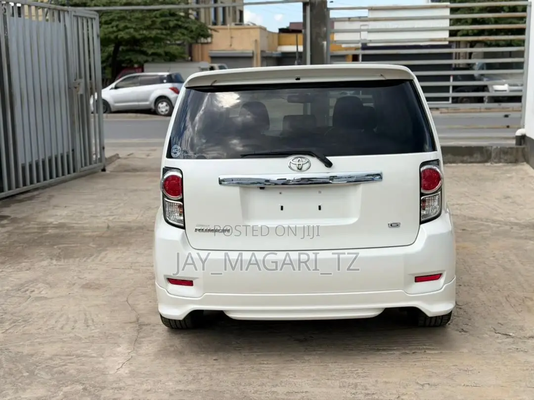 Toyota Corolla Rumion 2011 White