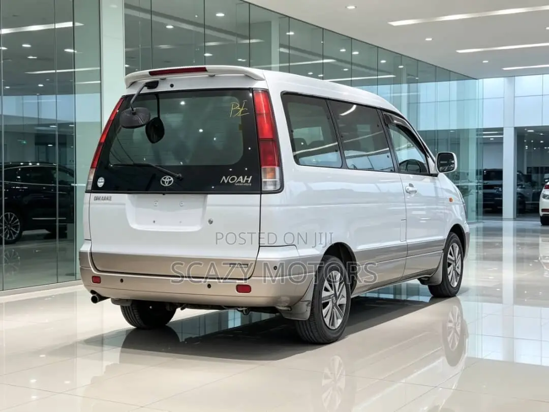 Toyota Noah 2004 White