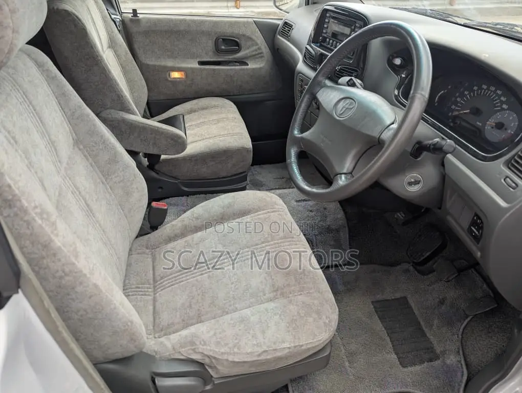 Toyota Noah 2004 White