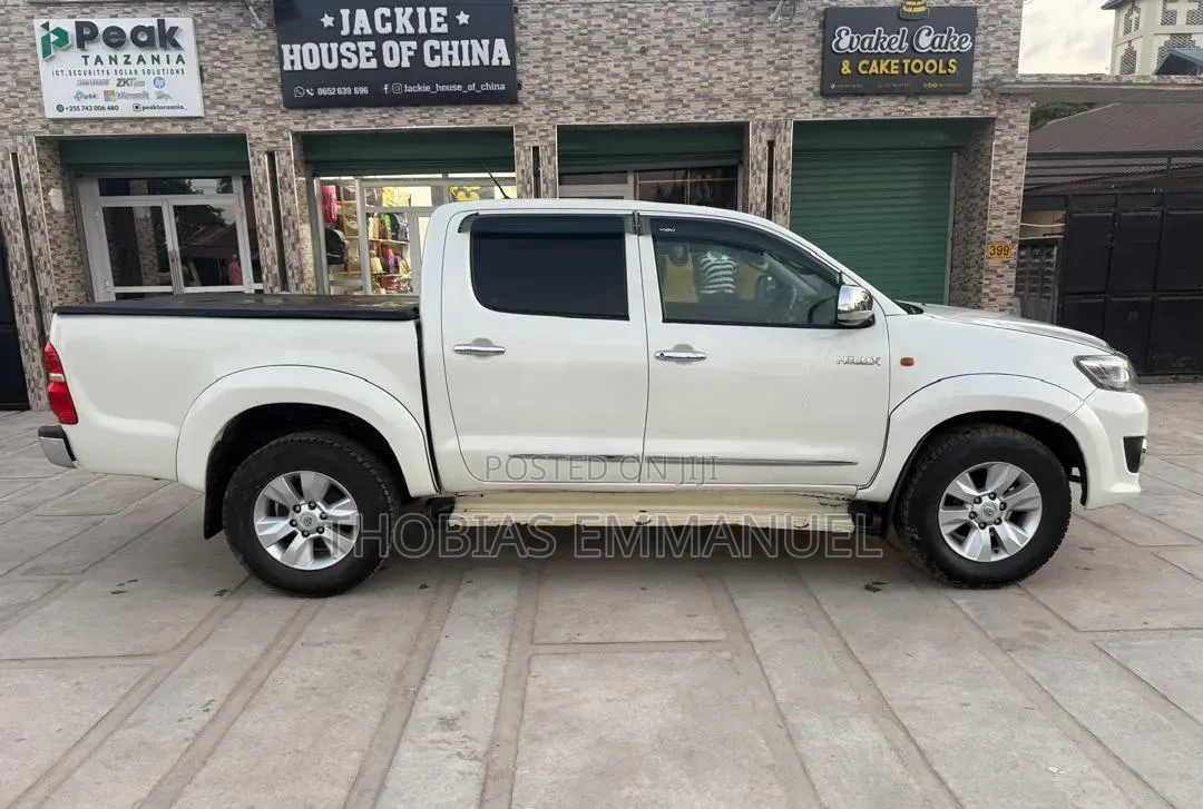 Toyota Hilux 2012 White
