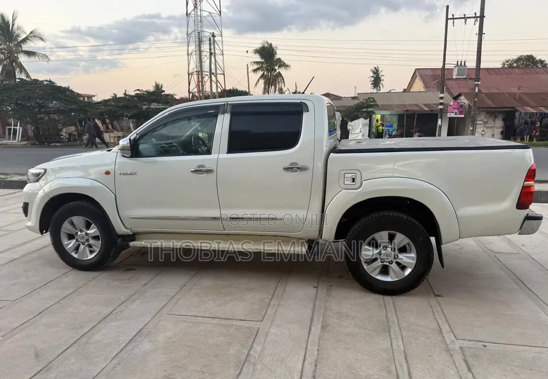 Toyota Hilux 2012 White