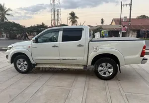 Toyota Hilux 2012 White