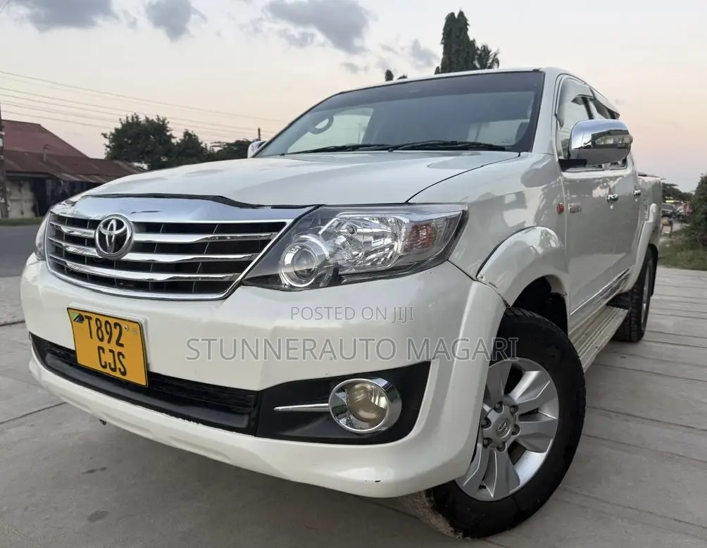 Toyota Hilux 2012 White