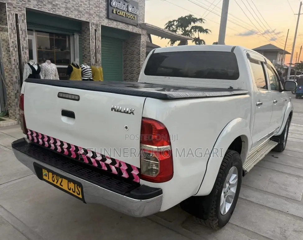 Toyota Hilux 2012 White