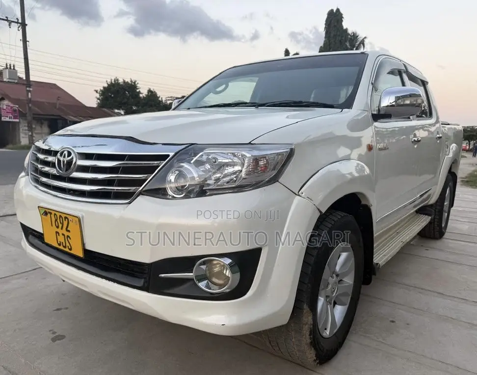Toyota Hilux 2012 White