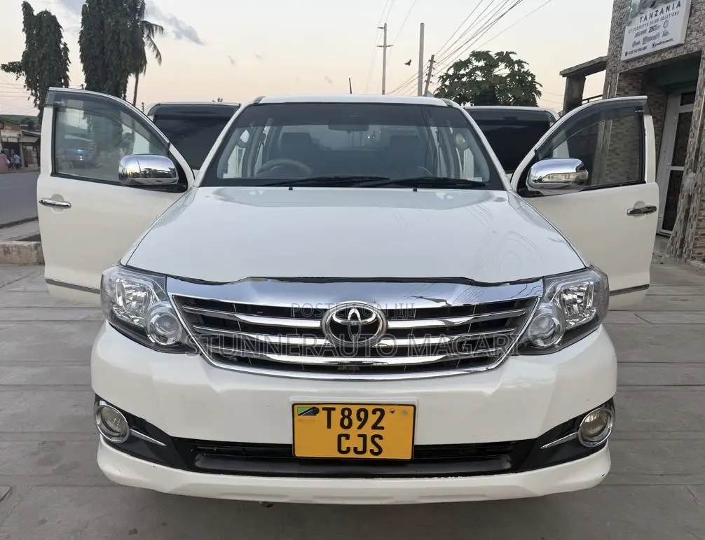 Toyota Hilux 2012 White