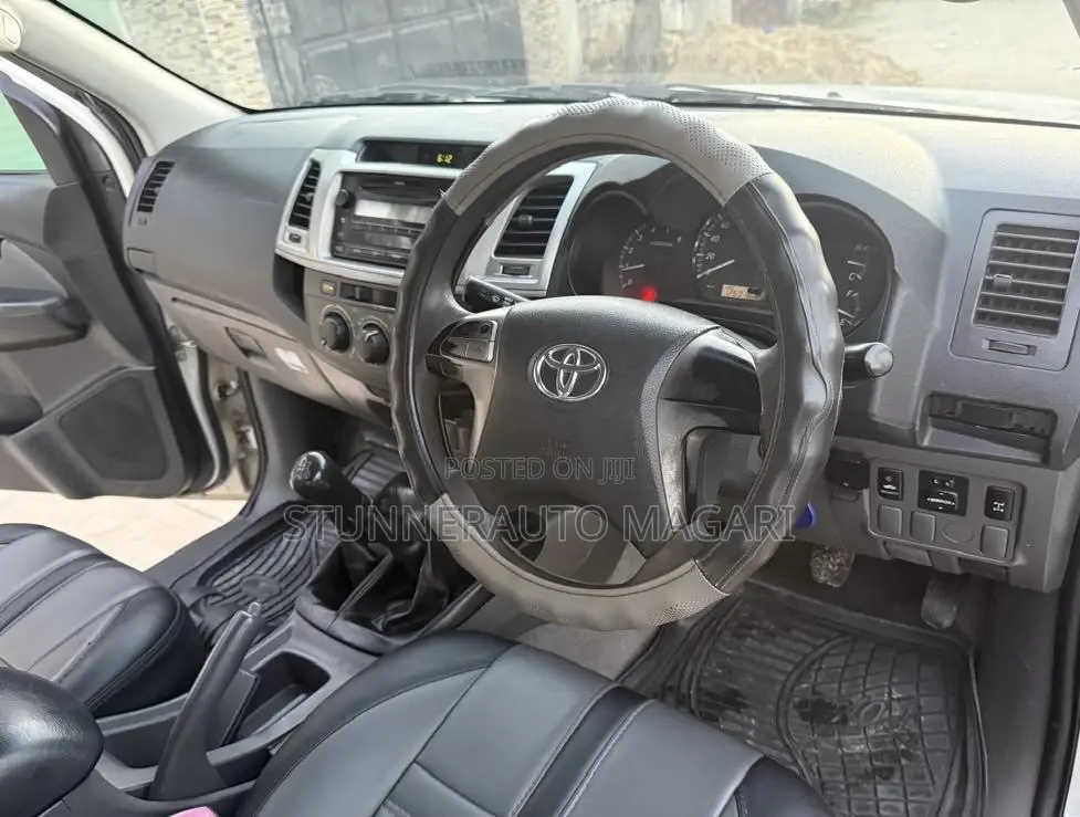 Toyota Hilux 2012 White