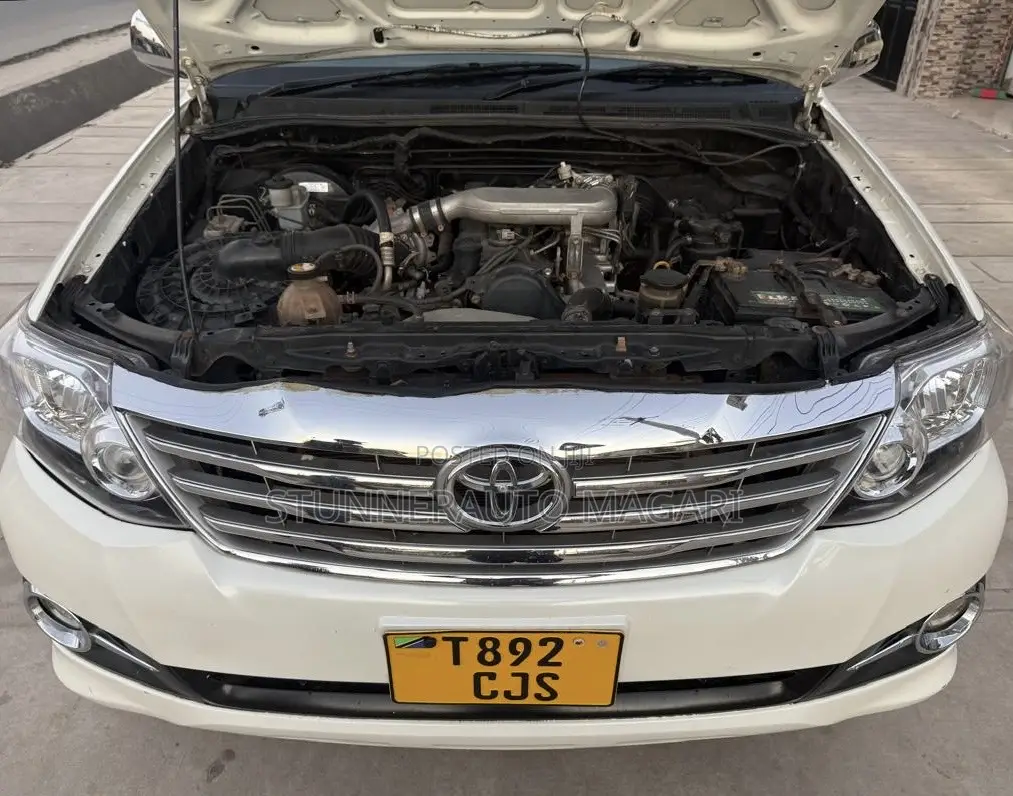 Toyota Hilux 2012 White