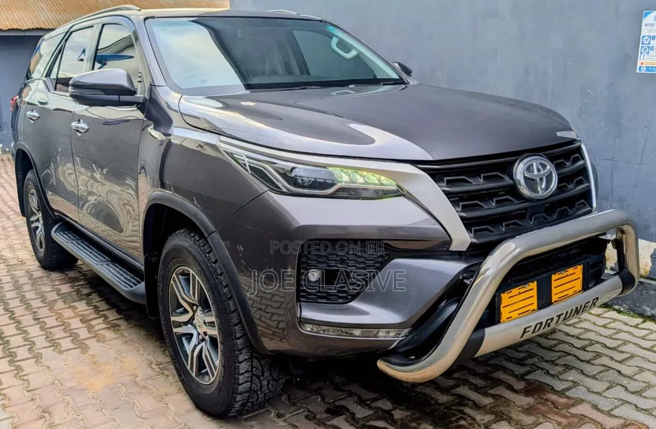 Toyota Fortuner 2022 Gray