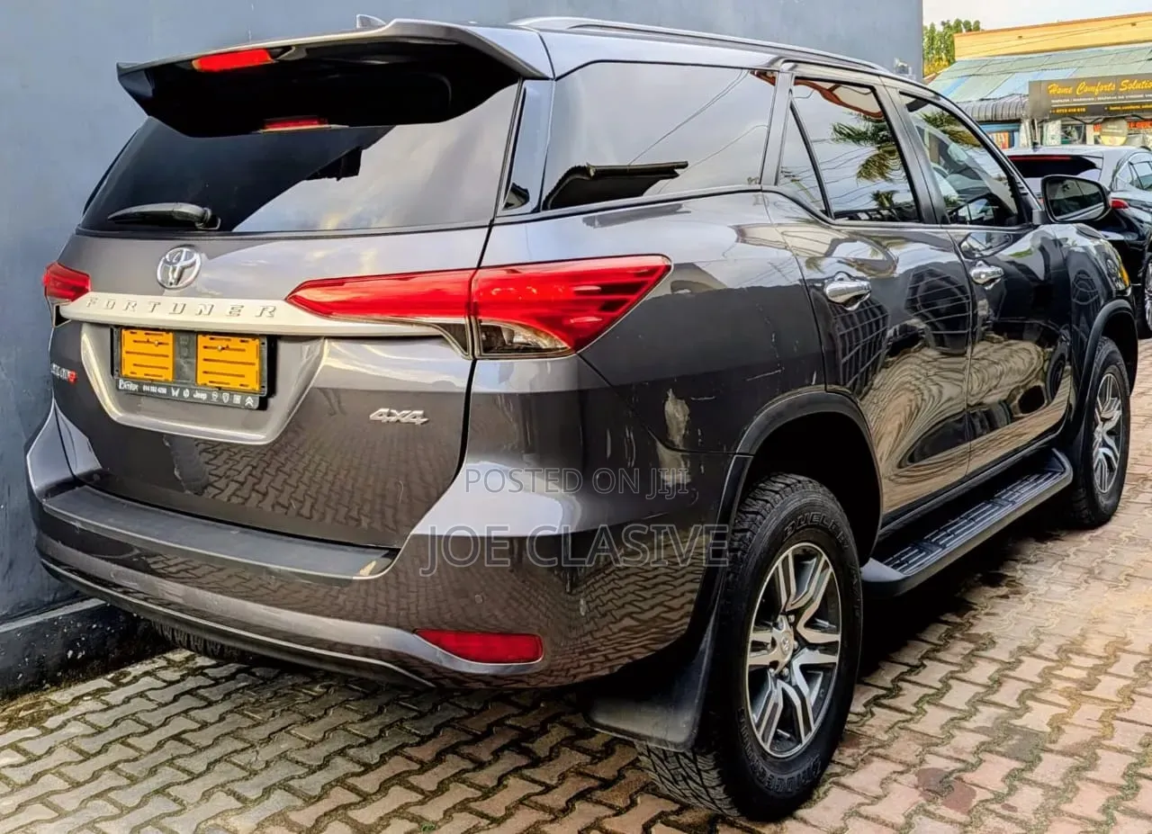 Toyota Fortuner 2022 Gray