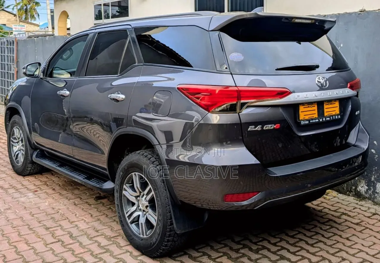 Toyota Fortuner 2022 Gray