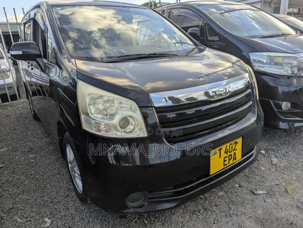 Toyota Noah 2.0 143hp FWD (8 Seater) 2008 Black
