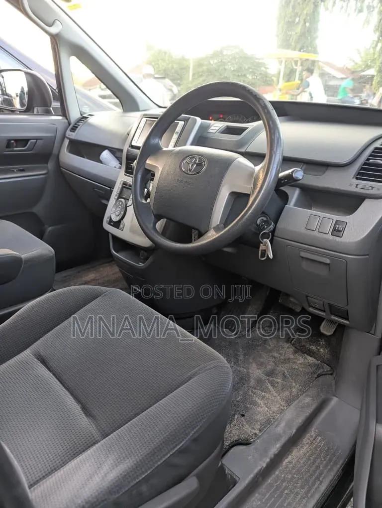 Toyota Noah 2.0 143hp FWD (8 Seater) 2008 Black