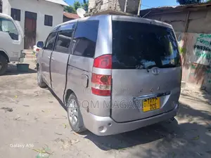 Toyota Noah 2003 Silver