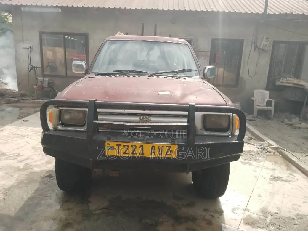 Toyota Hilux 1999 Red