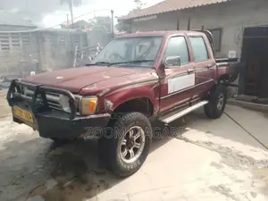 Toyota Hilux 1999 Red