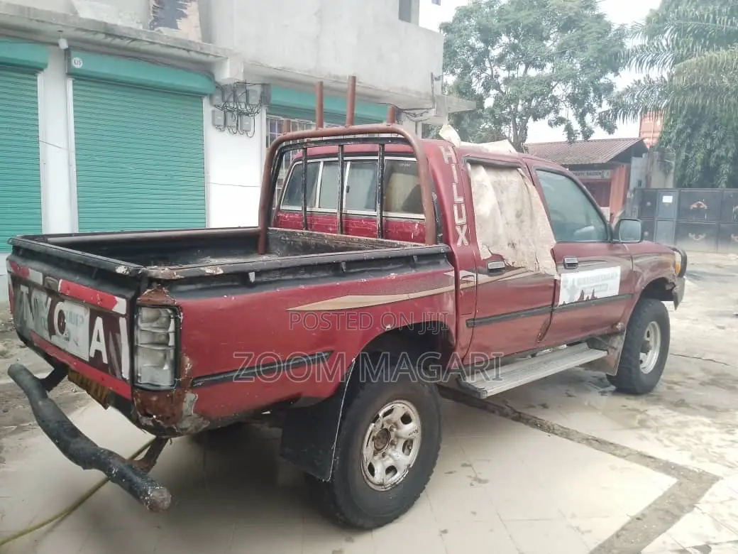 Toyota Hilux 1999 Red