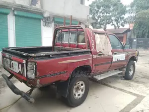 Toyota Hilux 1999 Red