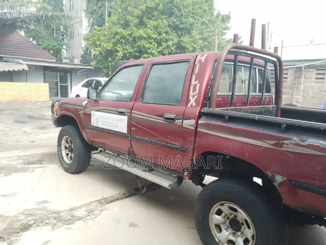 Toyota Hilux 1999 Red